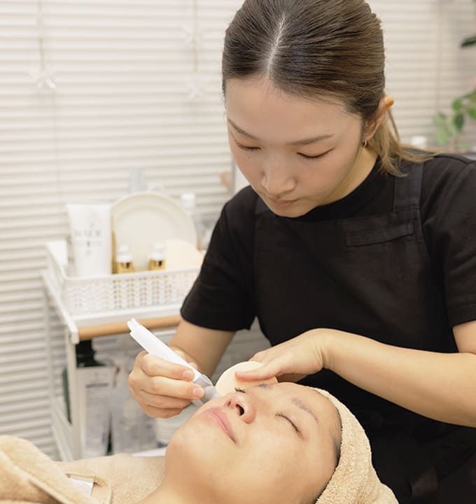 毛穴洗浄で、触れたくなる素肌へ